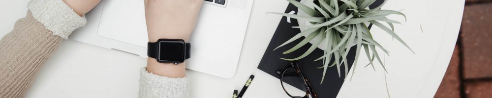 person-som-arbetar-pa-dator. Bild ovanifrån på person som sitter vid laptop